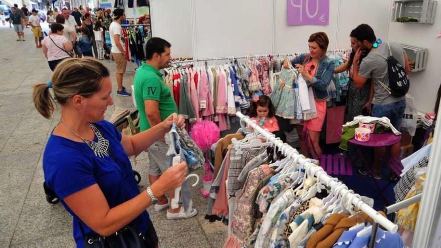 El público buscando oportunidades en la feria organizada por Zona Aberta. // Iñaki Abella