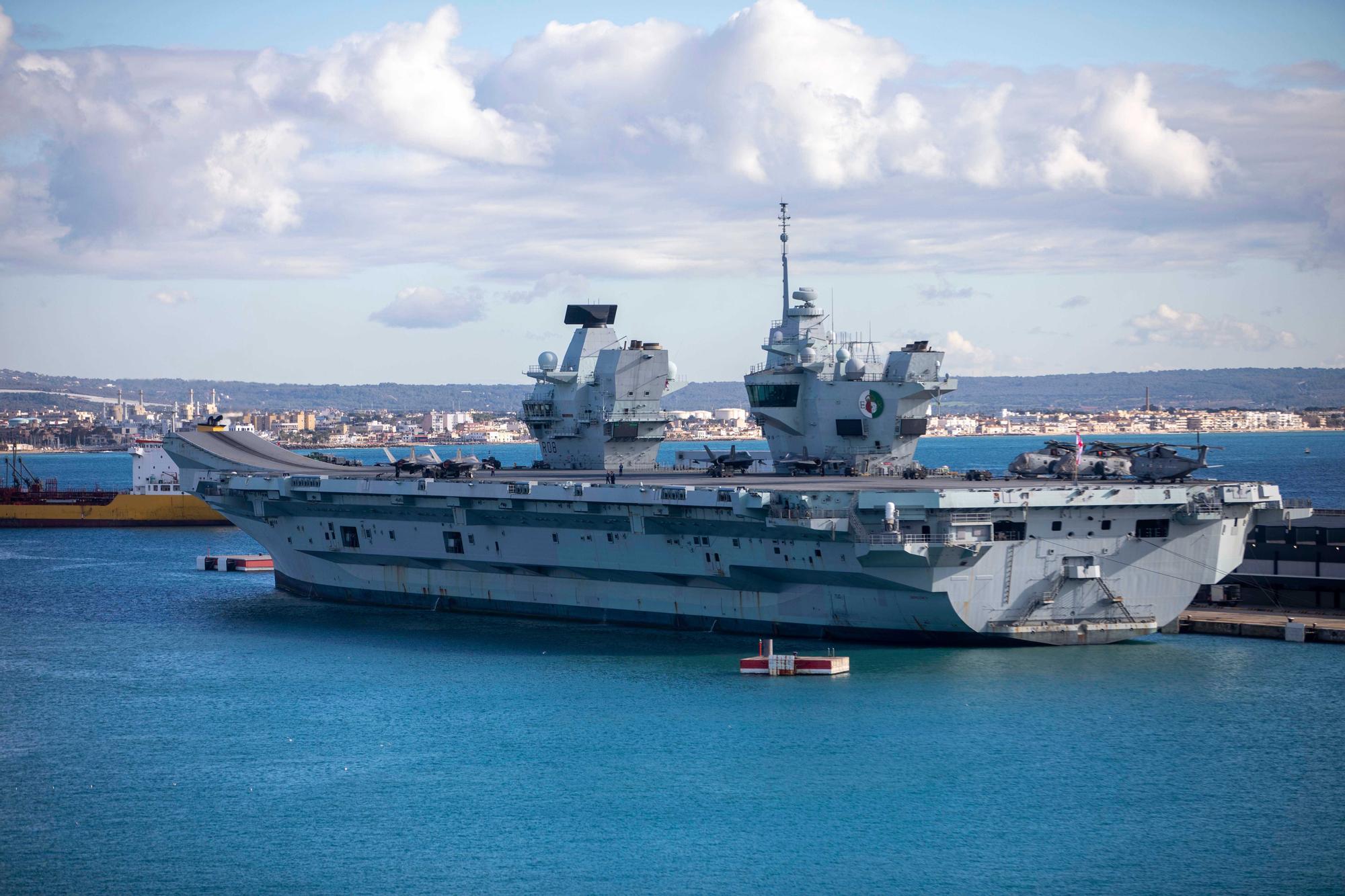 El portaaviones 'Queen Elizabeth', buque insignia de la Armada británica fondea en la Bahía de Palma