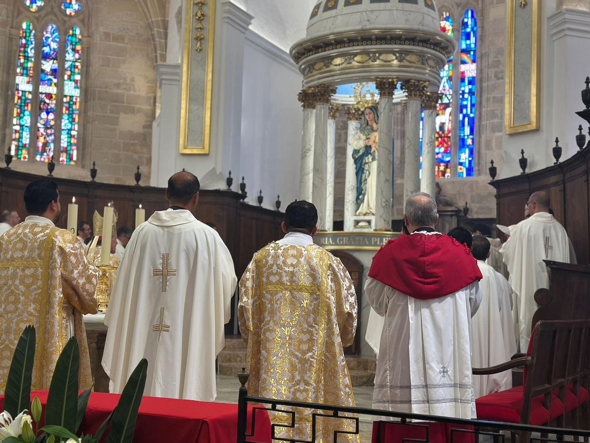 Todas las imágenes de la Misa Crismal en la Catedral de Ibiza.