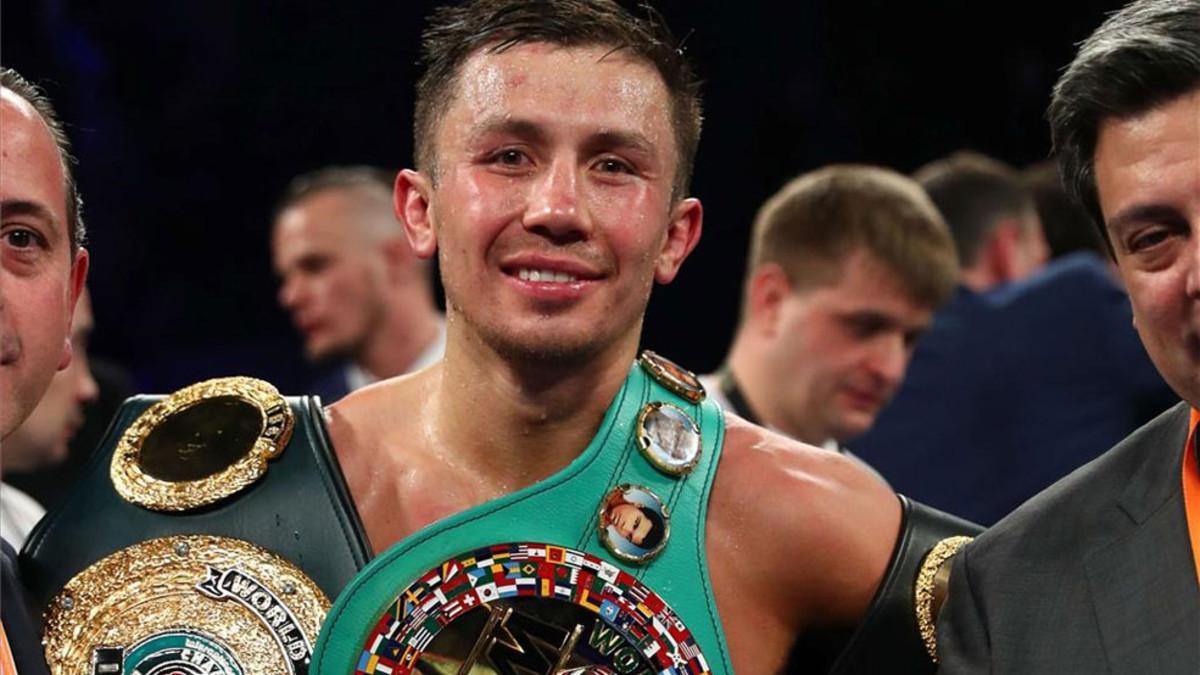 Golovkin posa con sus títulos tras el combate