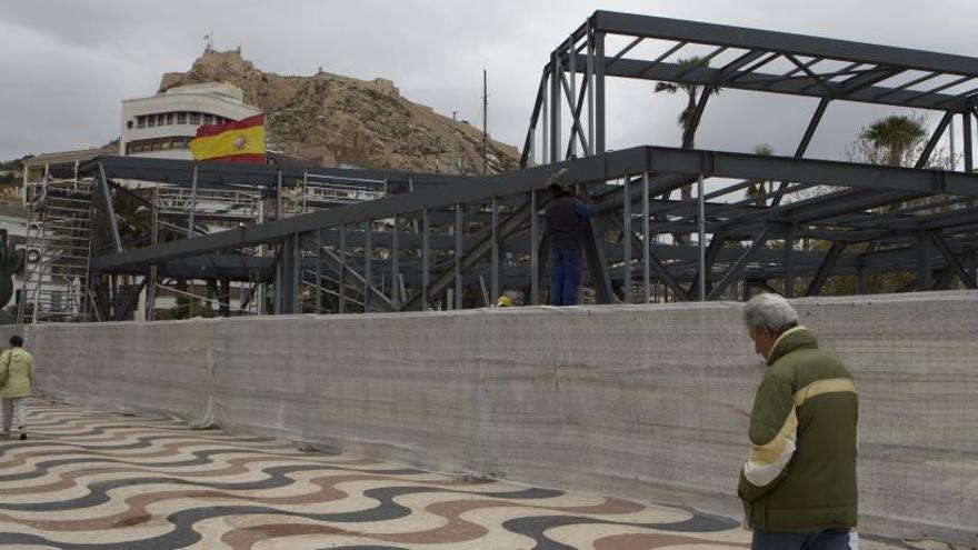 Instalación de la estructura de la nueva Oficina de Turismo.