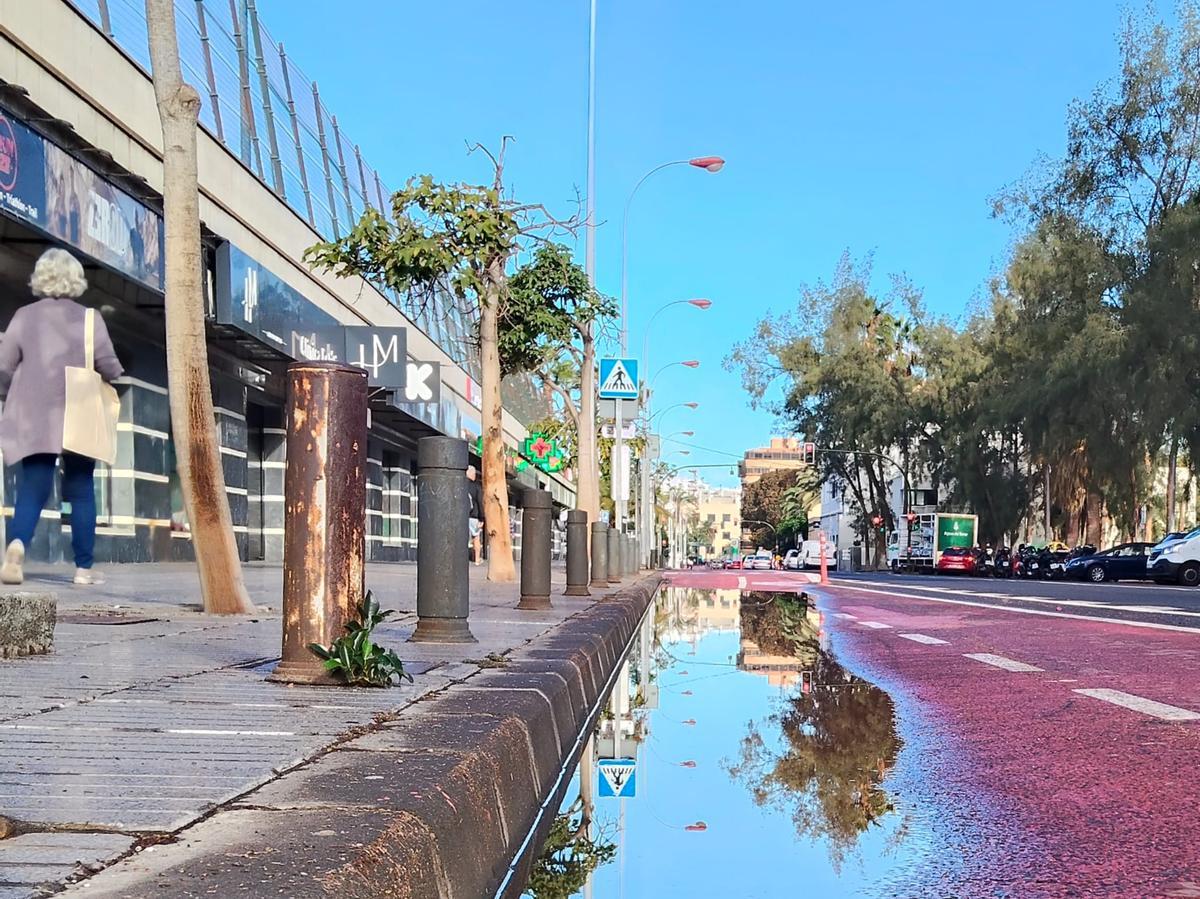 Charco en el carril bici de León y Castillo tras el paso de la borrasca Claudia.