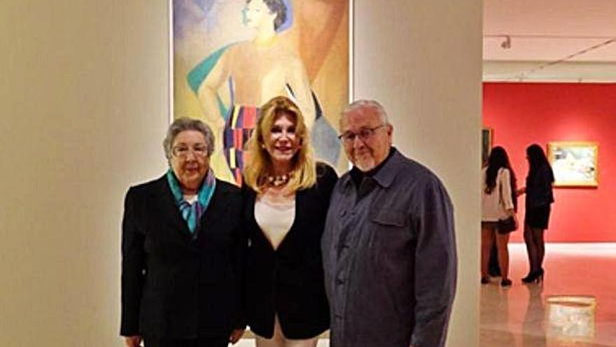 Carmen Thyssen (centro) posa en la exposición, con Javier y María Dolores Vila, junto a la obra Mussia .