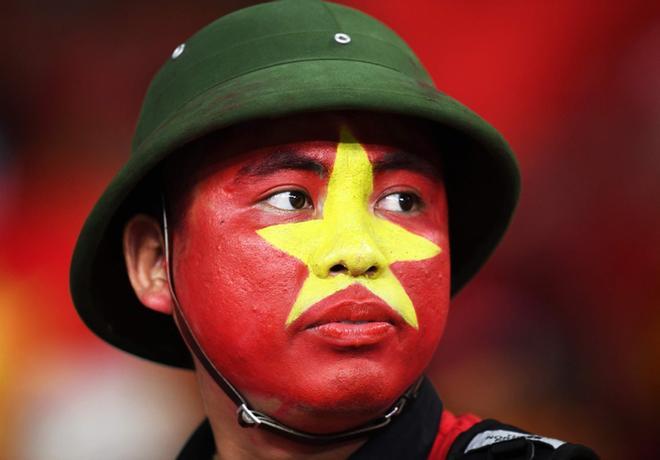 Un fanático de Vietnam llega para ver el partido de fútbol de la final de la AFF Suzuki Cup 2018 entre Malasia y Vietnam en el Estadio Nacional Bukit Jalil en Kuala Lumpur.