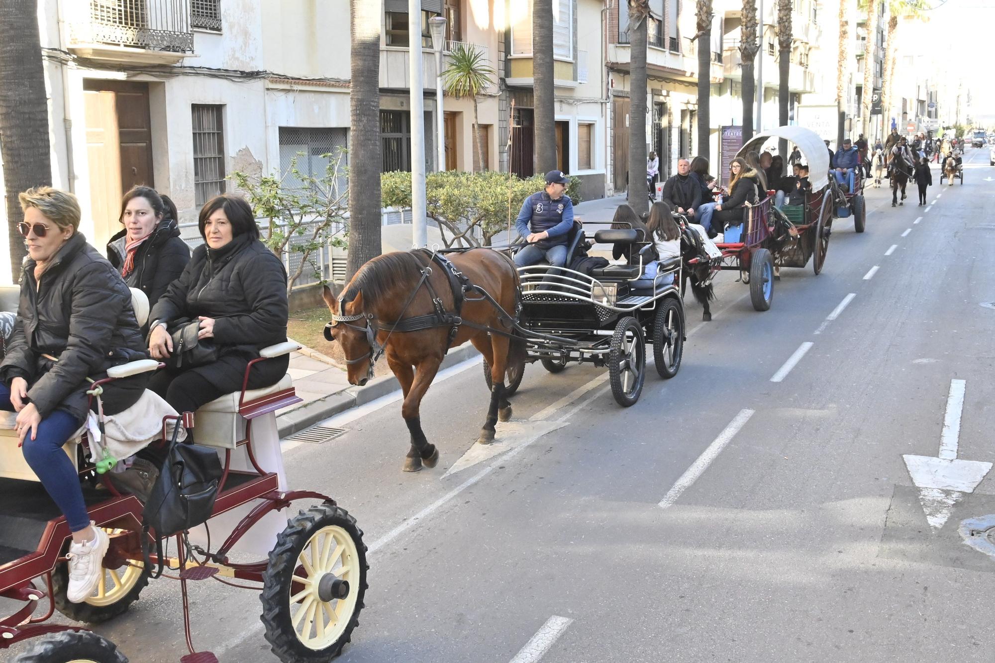 Carros y caballos llenan las calles de Vila-real por Sant Antoni