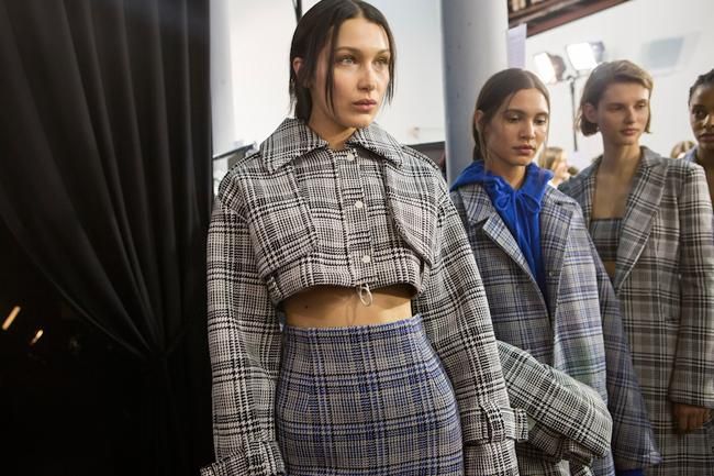 Bella Hadid en el 'backstage' de Off-White FW 17-18 con estampado Príncipe de Gales