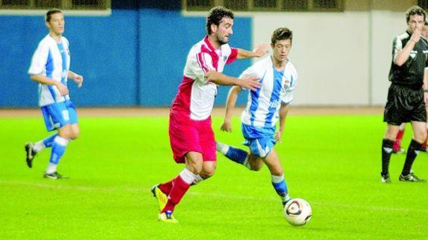 El arlequinado Leiras controla el balón ante el jugador del Avilés Sergio, con Borja Prieto al fondo. / ricardo solís