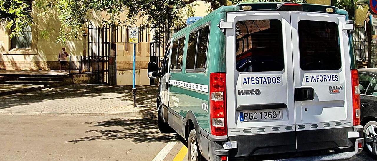 El furgón de Atestados de la Guardia Civil de Tráfico, ayer en los juzgados de Alicante. |