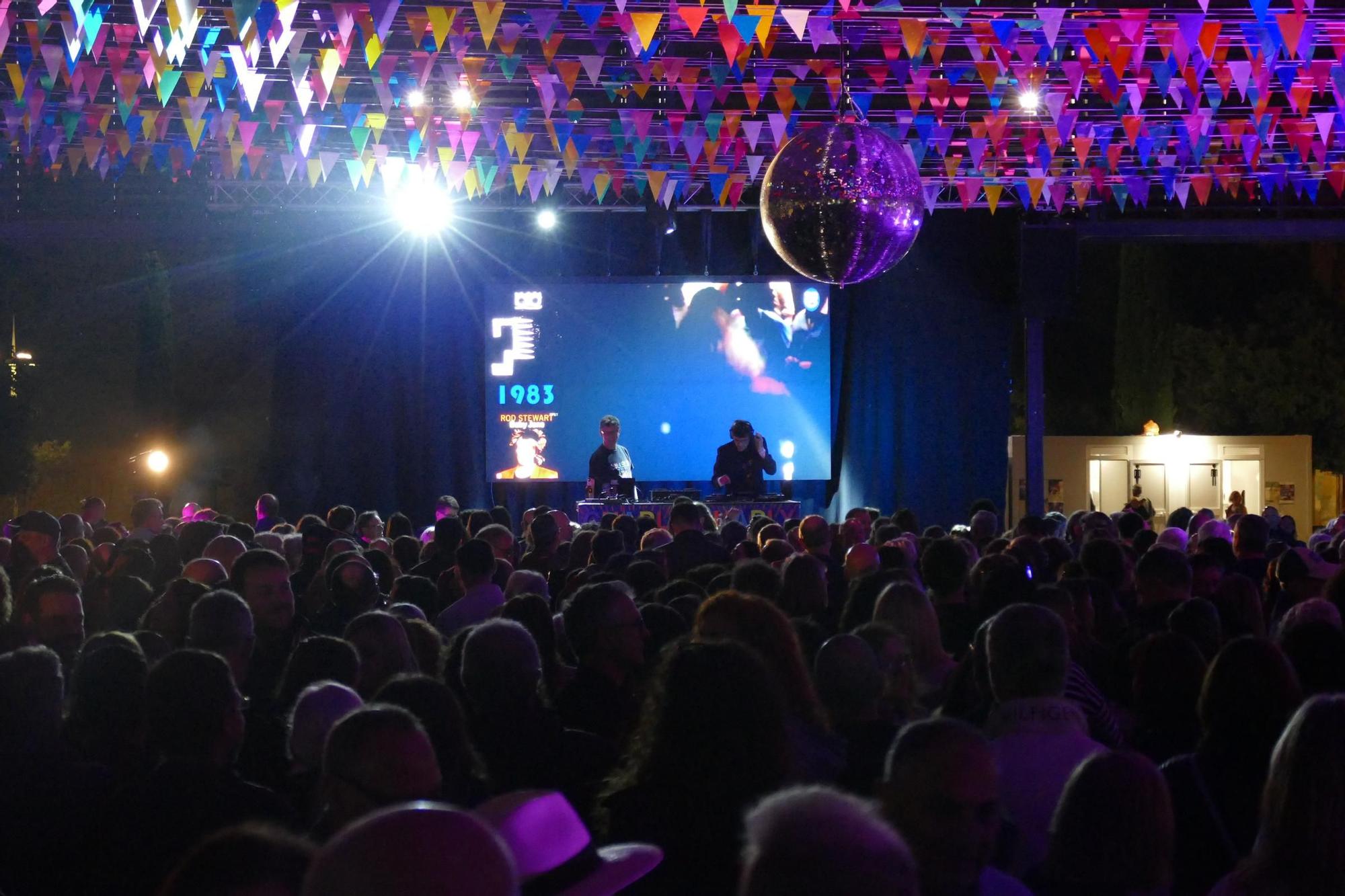La plaça Catalunya de Figueres és converteix en una discoteca amb la Festa Charly