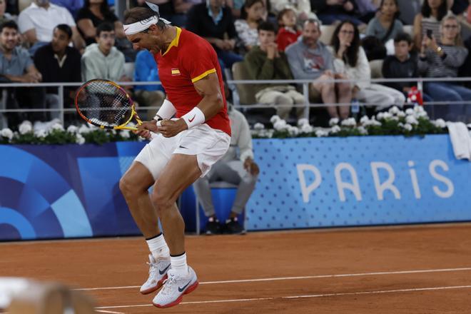 Rafa Nadal y Carlos Alcaraz durante el partido de dobles frente a los argentinos Máximo González y Andrés Molteni , correspondiente a la primera ronda de dobles masculino de tenis de los Juegos Olímpicos de París 2024 este sábado en la pista Phillipe Chatrier de París.
