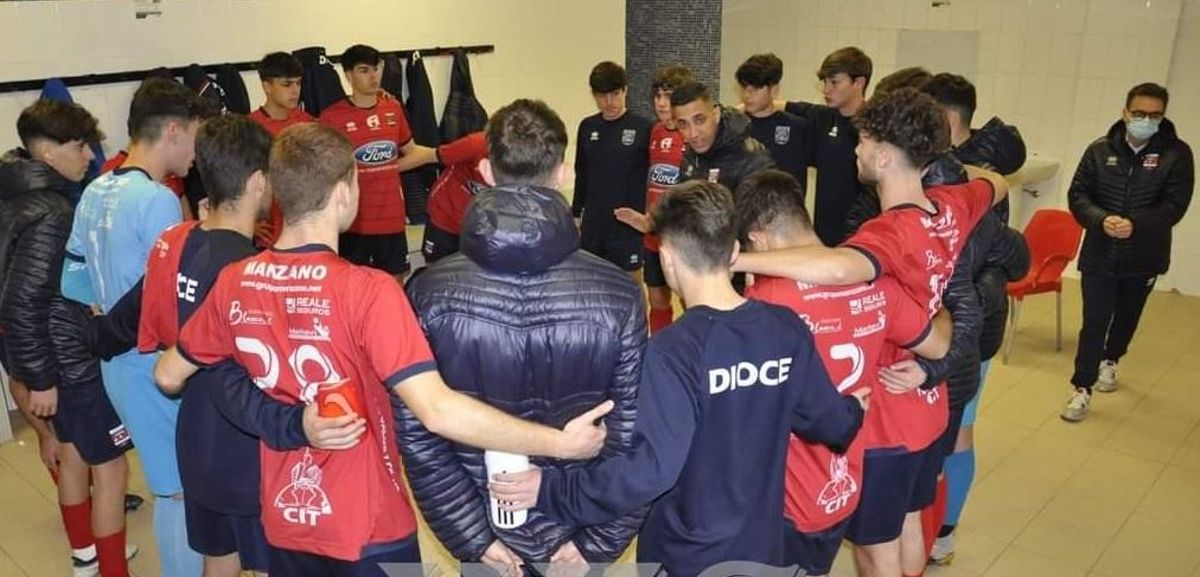 Aleccionando a los jugadores del Diocesano juvenil.