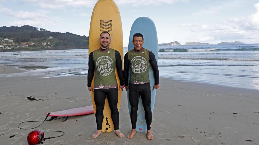 NIGRAN. PABLO CABEZAS Y SANTI DE LIMA, SURFERS CON VISIBILIDAD REDUCIDA EN LA PLAYA DE PATOS