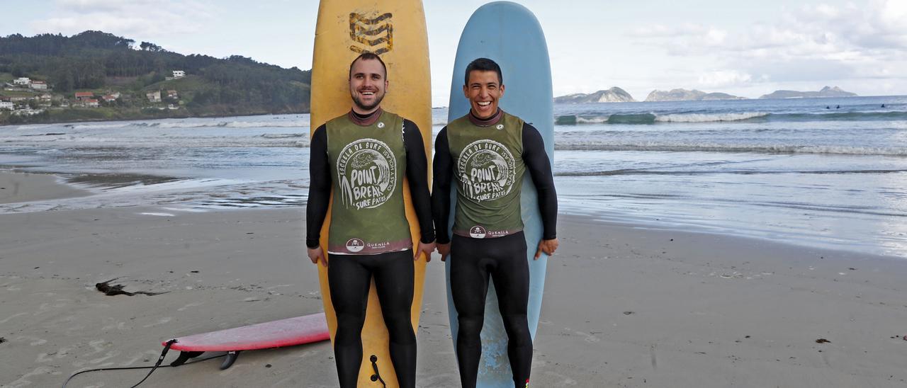 Pablo Cabezas y Santi de Lima, surfistas con visibilidad reducida, en la playa de Patos.