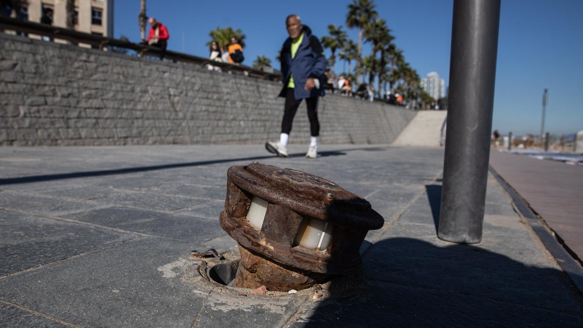 Un elemento del suelo del paseo Marítim, oxidado y roto