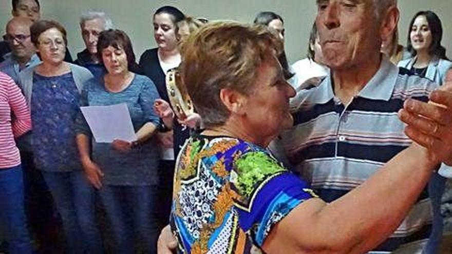 Vicente Martín y Pepita Martín bailan durante la celebración. S.