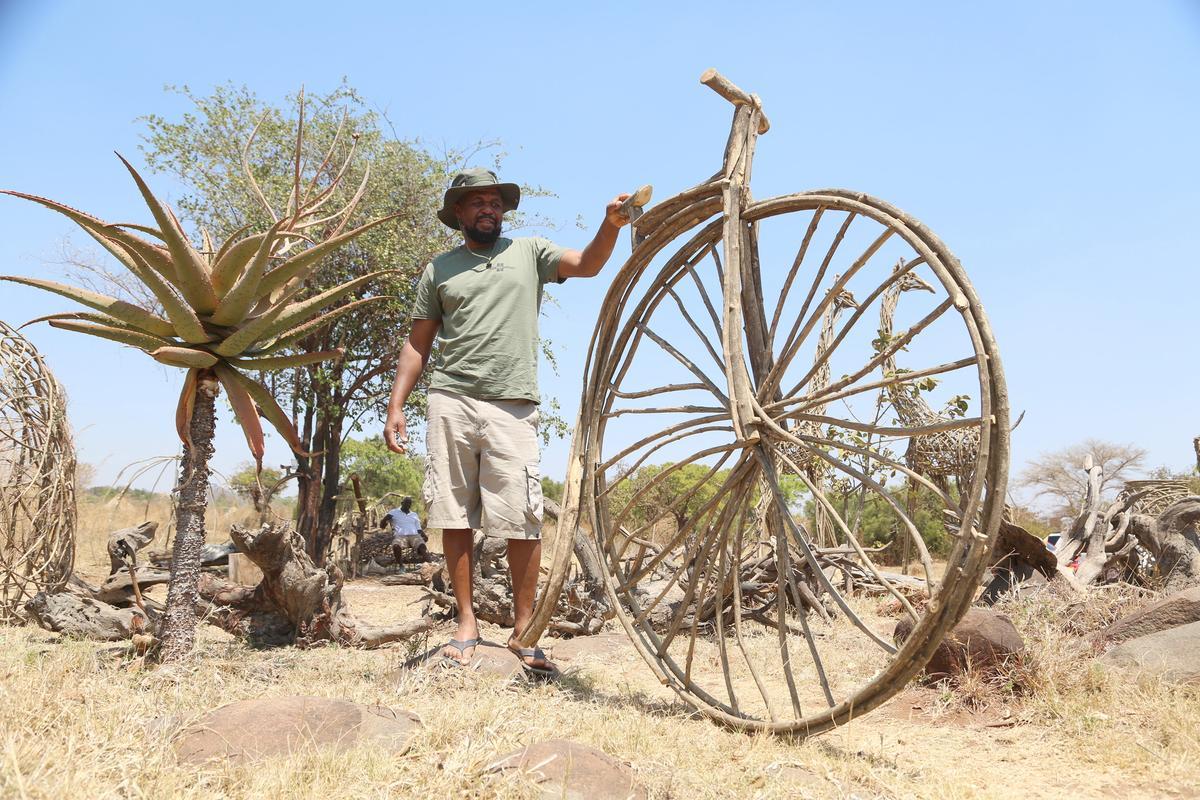 Artistas de Zimbabue convierten plantas invasoras en esculturas fantásticas