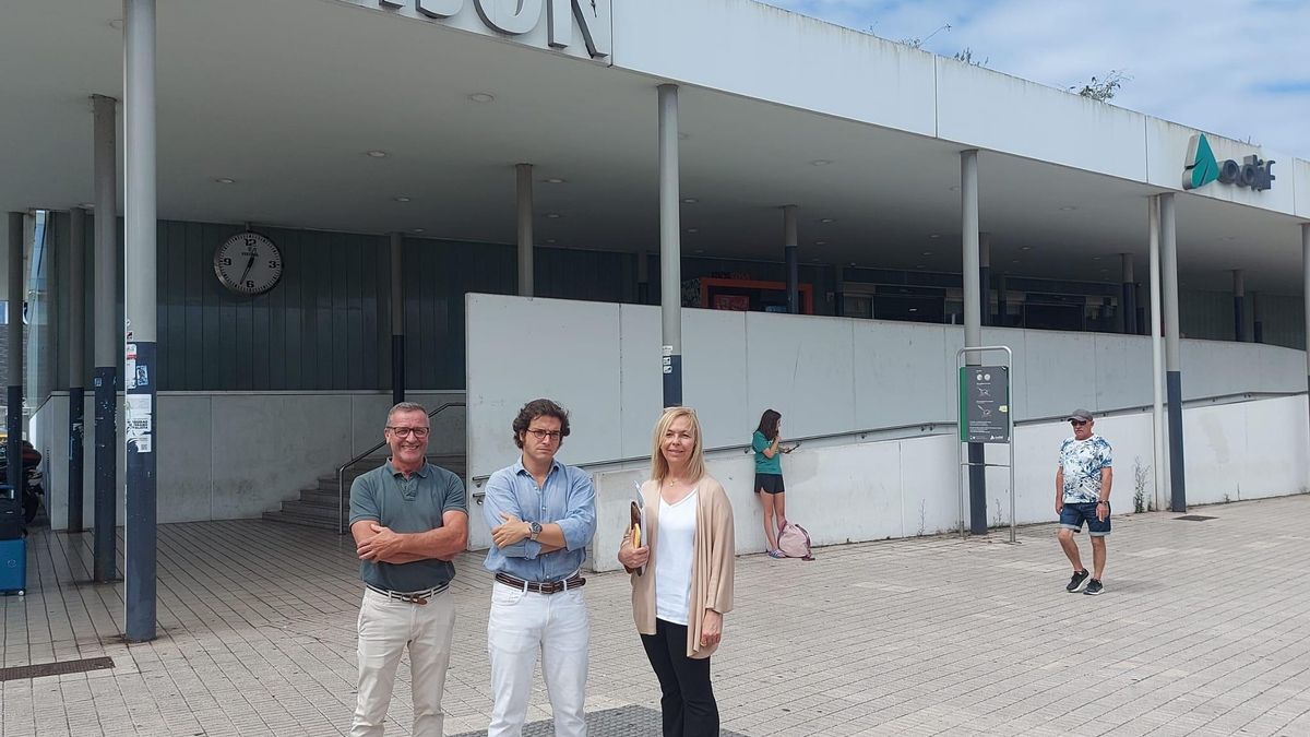 Por la izquierda, David Angones, José María Figaredo y Sara Álvarez Rouco, frente a la estación de Sanz Crespo.