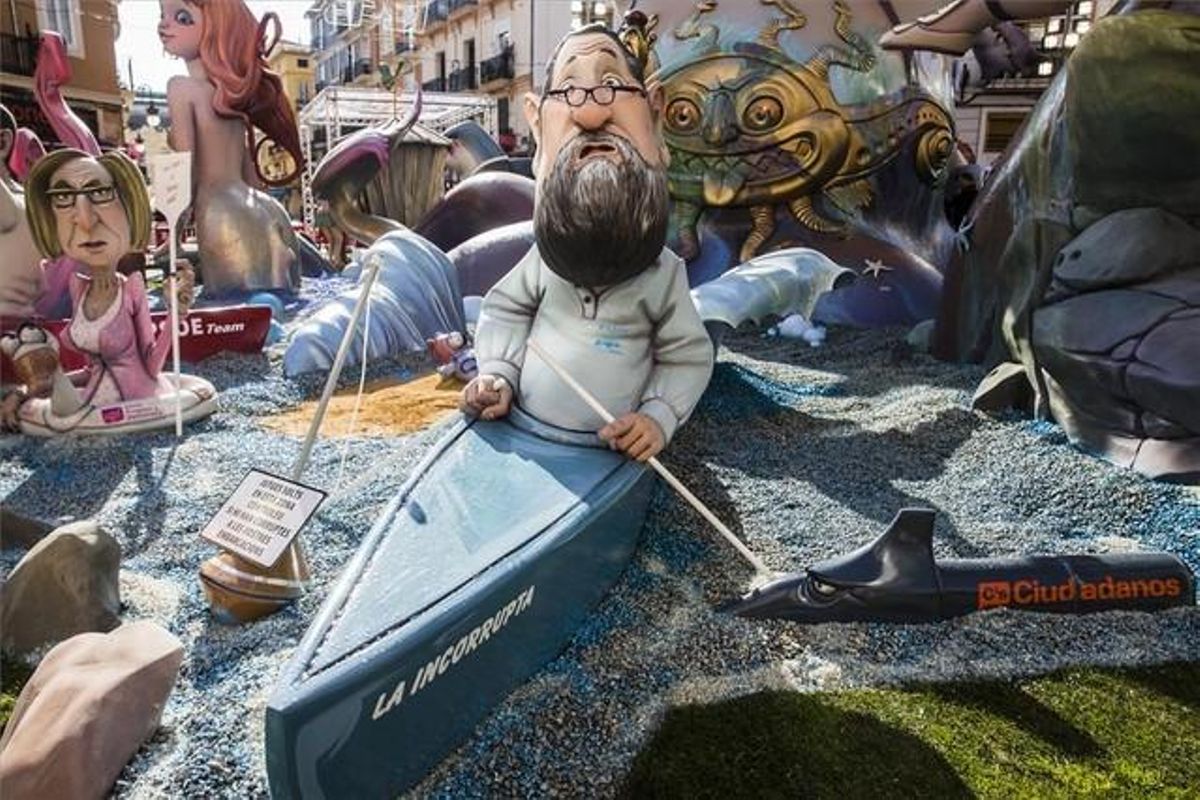Mariano Rajoy remant en una piragua a tocar d’un torpede de Ciutadans.