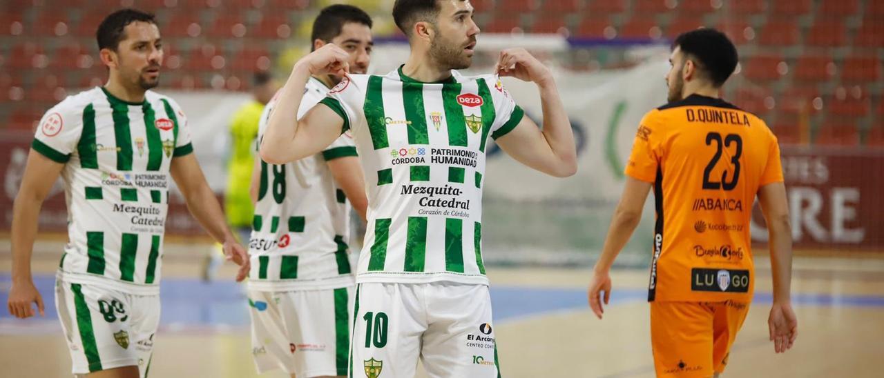 Alberto Saura festeja un gol en Vista Alegre.