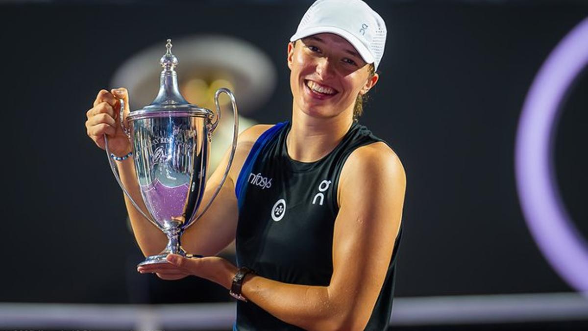 Swiatek posa con el trofeo de campeona del Masters femenino.