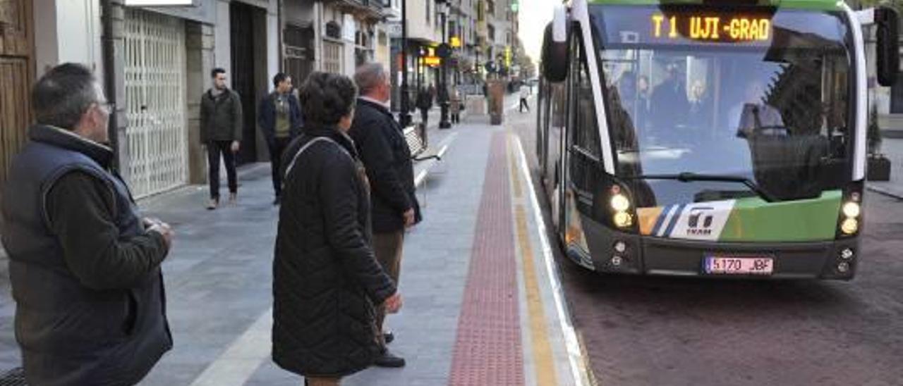 El comercio de Castelló reclama que se reabran al tráfico calles del centro cortadas por el Tram