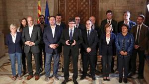 Puigdemont comparece, anoche rodeado por los miembros del Govern en el Palau de la Generalitat.