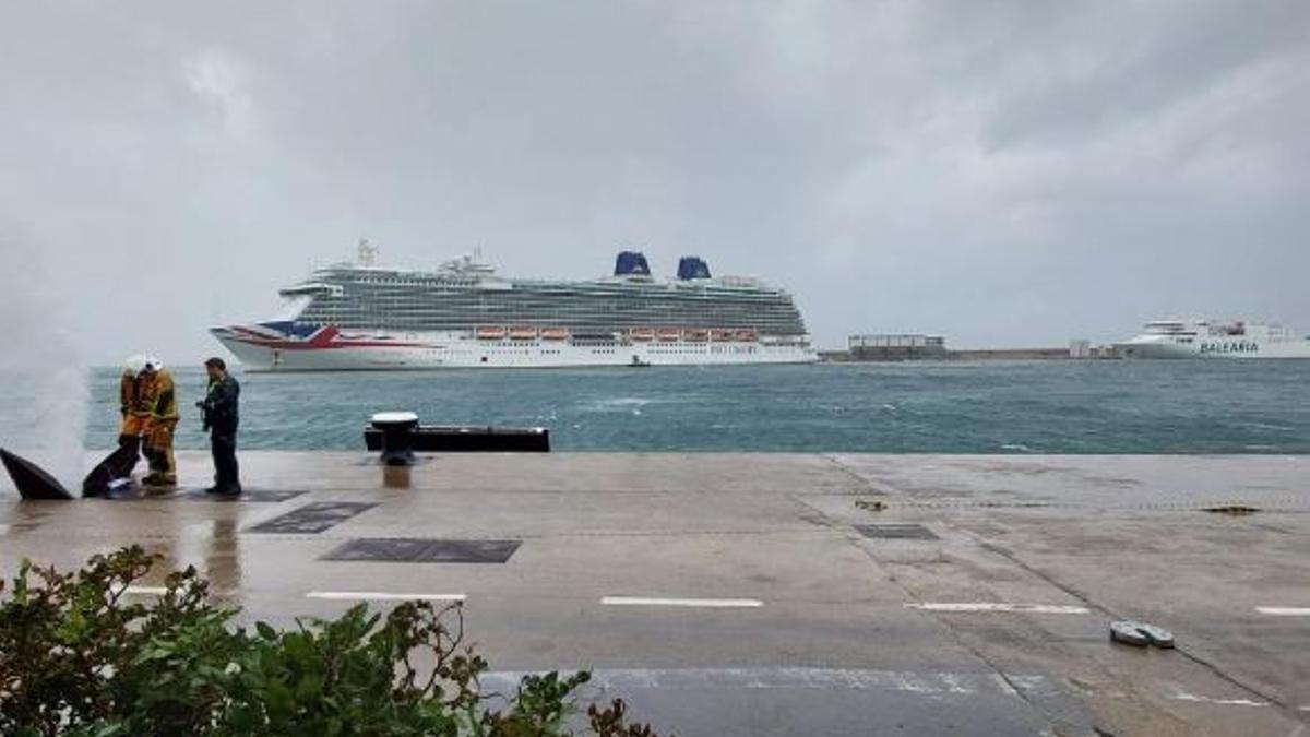 El viento arrastra un crucero en el Puerto de Palma y choca contra un petrolero
