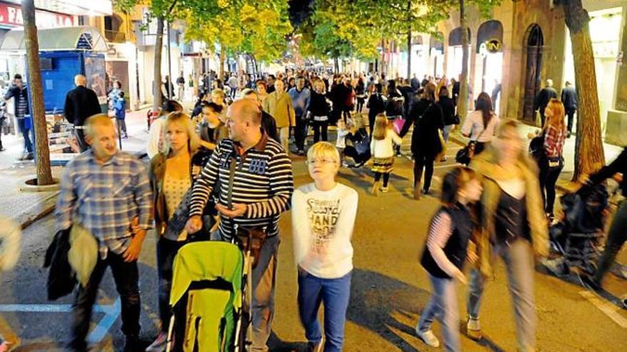 Gent passejant pel mig del Guimerà al Shopping Night de l&#039;any passat
