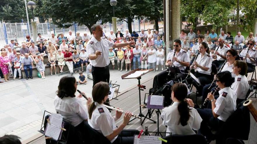 Algunos de los integrantes de la formación gijonesa, ayer, en el quiosco de música del paseo de Begoña.