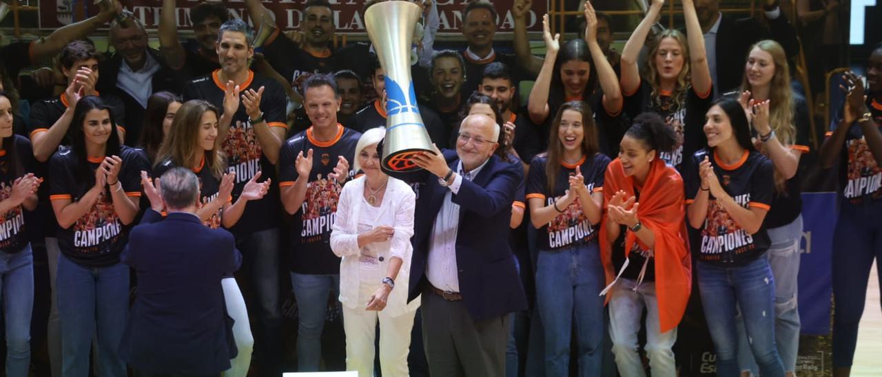 Juan Roig levantando el título liguero de Valencia Basket