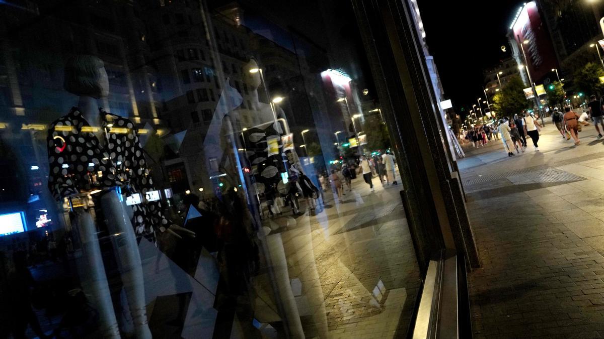 Escaparates en el centro de Madrid, después de las 22h, durante el apagón nocturno como medida de ahorro.