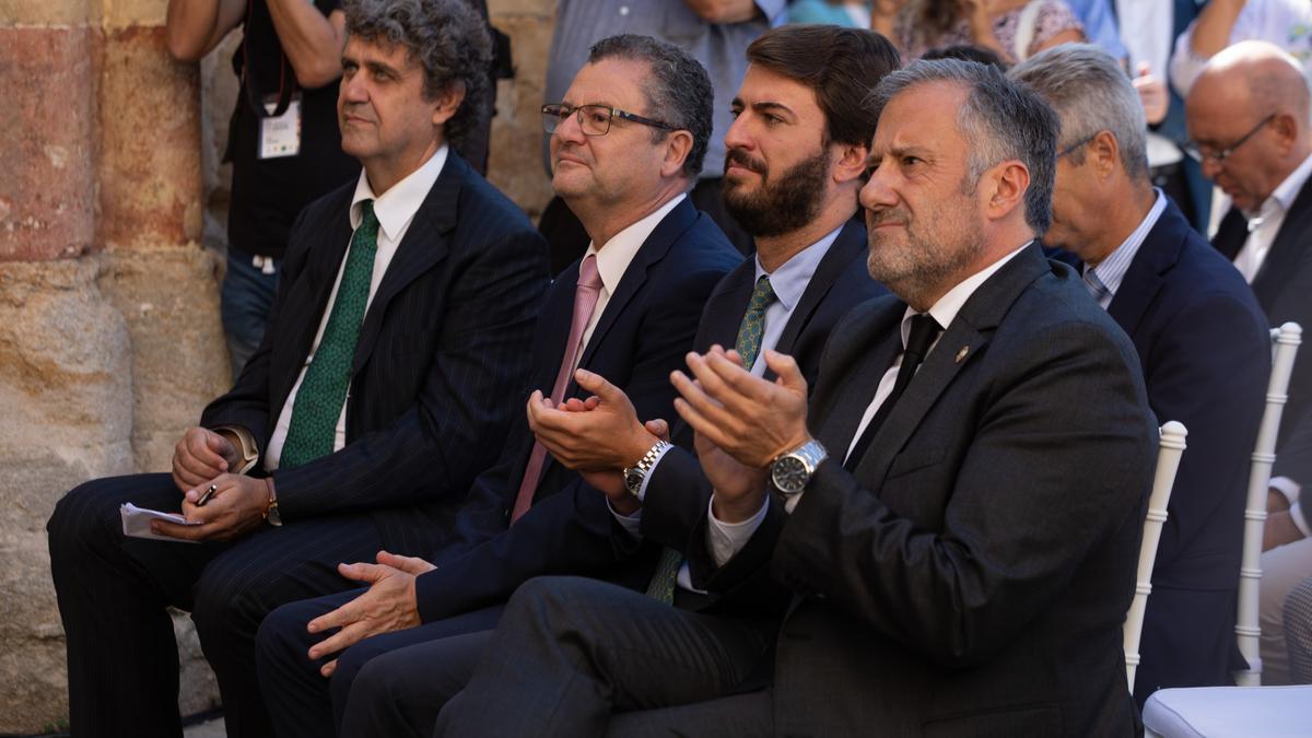 Gerardo Dueñas (segundo por la izquierda), en la entrega de los Premios Cincho en Zamora, durante la Feria Fromago