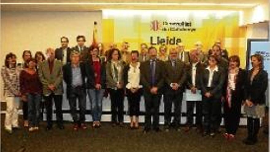 Els representants institucionals reunits a Lleida per aprovar el model