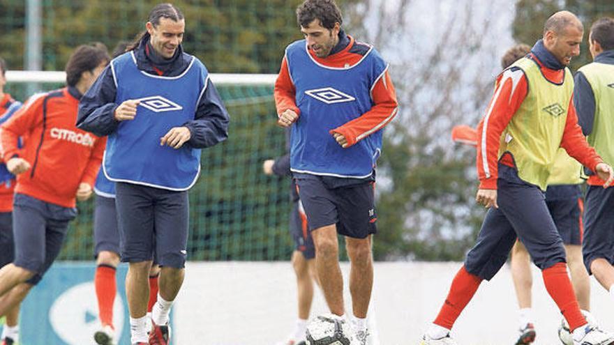 Un momento del entrenamiento matinal celebrado ayer por la plantilla del Celta en las instalaciones deportivas de A Madroa. // Ricardo Grobas