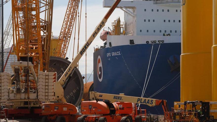 Un reto colosal: así se carga el barco más grande que nunca atracó en el puerto de Avilés