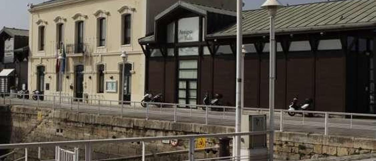 Antigua rula, junto a los pantalanes donde atracan los barcos en tránsito en el Puerto Deportivo.