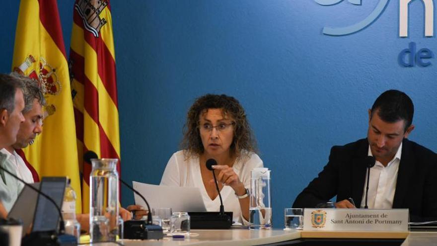 La concejala Neus Mateu defendió la declaración de interés general del último evento por el que se exoneró al local de control de ruido. | MARÍA MOLINA