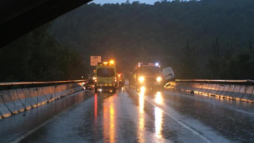 Els serveis d&#039;emergències atenent l&#039;accident