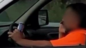 Una ‘moto espia’ dels Mossos capta per la C-25 un conductor sense cinturó, parlant pel mòbil i bevent
