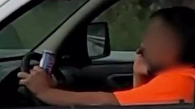 Una ‘moto espia’ dels Mossos capta per la C-25 un conductor sense cinturó, parlant pel mòbil i bevent