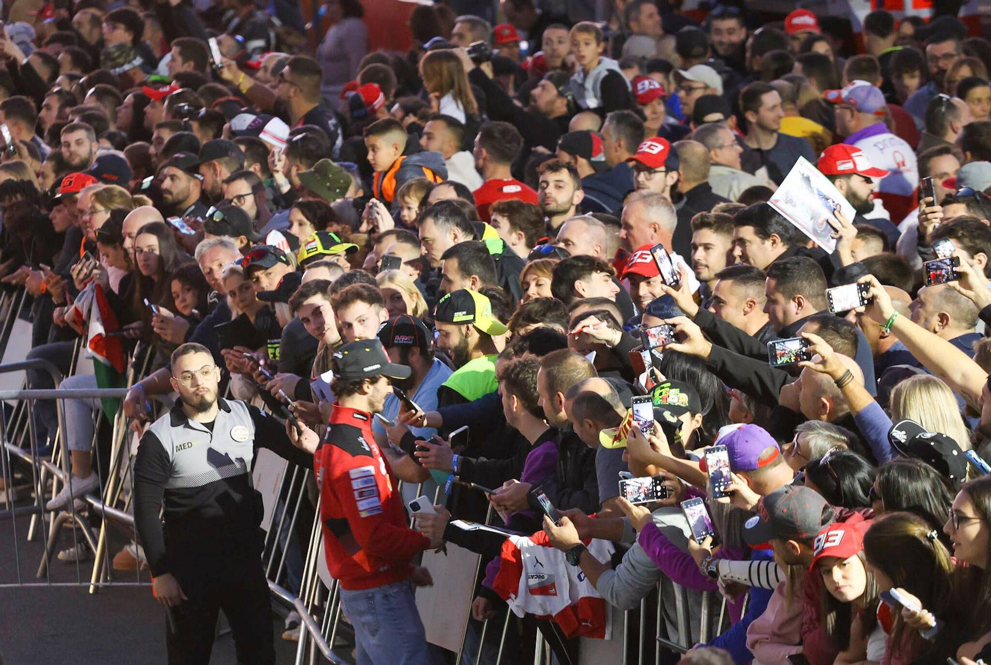 Más de 2.000 aficionados disfrutan del pitwalk con Marc Márquez y los pilotos de MotoGP