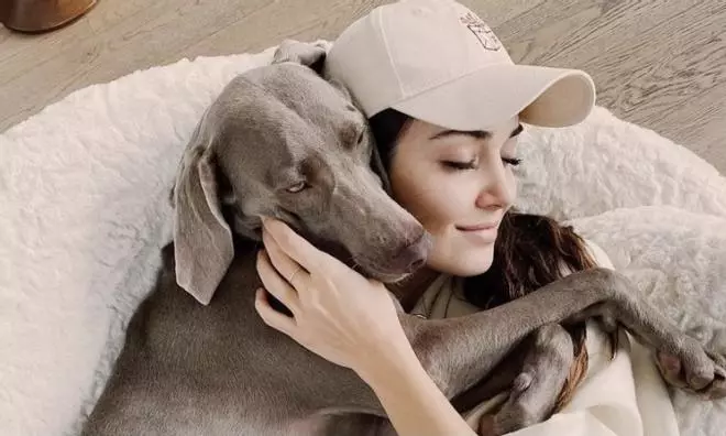 Hande Erçel ('Love is in the air') y su perro influencer que causa furor en Instagram