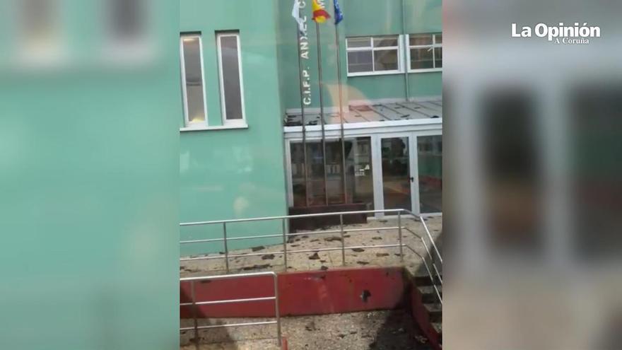 El fuerte viento desprende cascotes en el CIFP Ánxel Casal de A Coruña