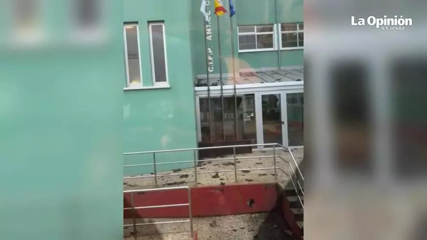 El fuerte viento desprende cascotes en el CIFP Ánxel Casal de A Coruña
