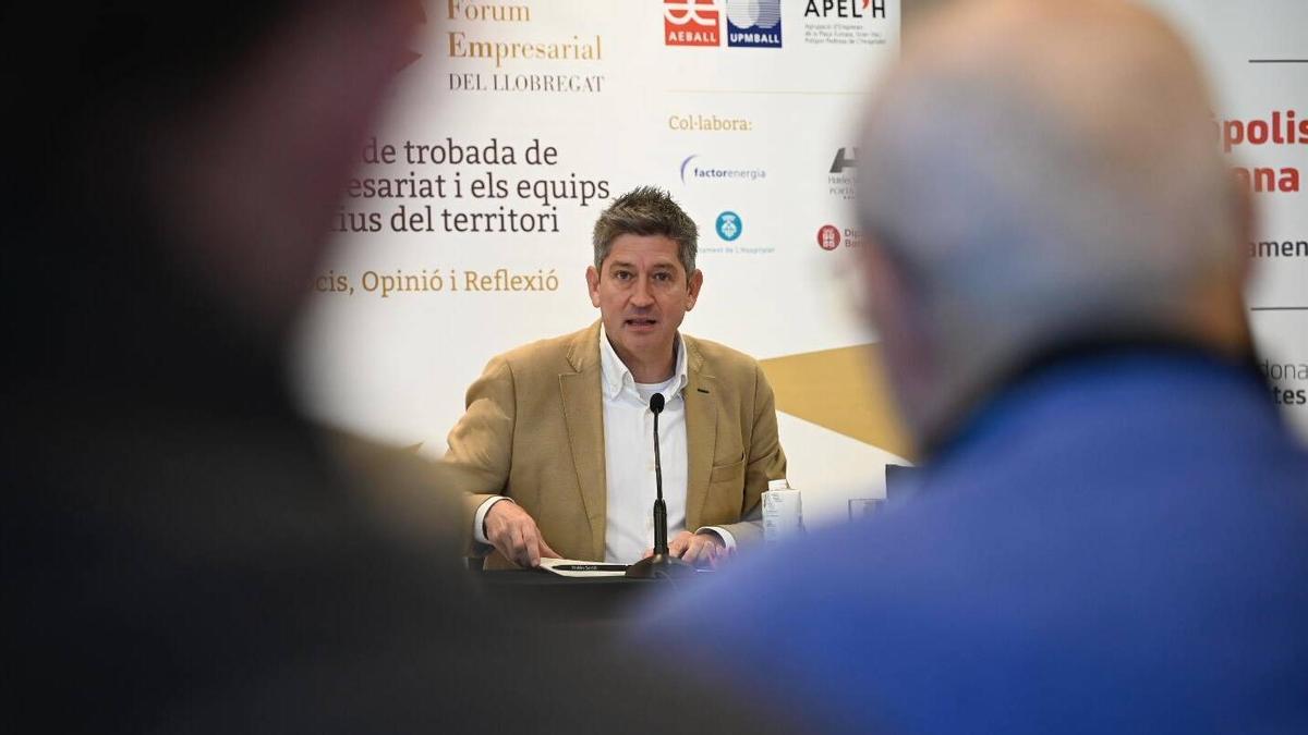 El alcalde de L'Hospitalet, David Quirós, lista los retos de futuro de la ciudad durante un desayuno con empresarios