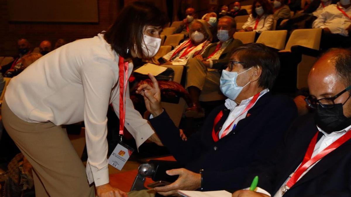 Elena Allué y Arturo Aliaga, rivales en el PAR, conversan durante el congreso de su partido hace un año.