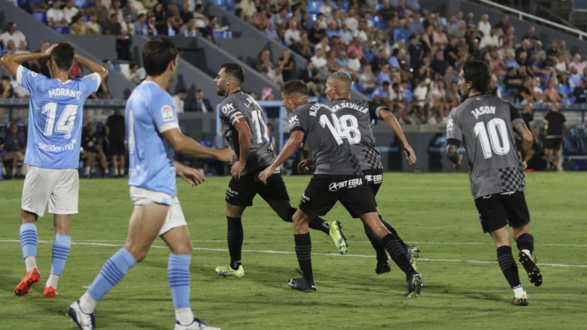 Los futbolistas del Alavés festejan el tanto de Rioja. | J.A.RIERA