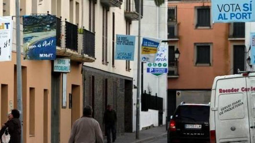 Tossa multarà els promotors del projecte del port si no retiren les pancartes