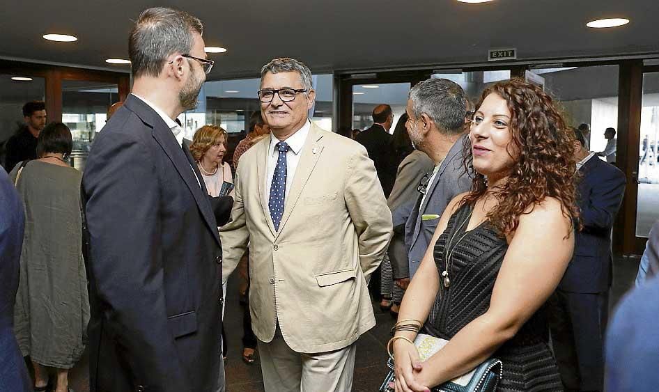 El alcalde de Palma saliente, José Hila, saluda al jefe de la Policía Local de Palma, Josep Palouzié, y la concejala de Seguridad Ciudadana Angélica Pastor en el Palacio de Congresos.