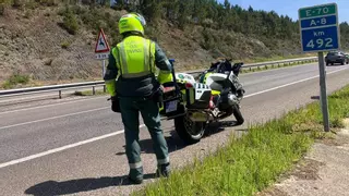 La Guardia Civil perseguirá y multará con 200 euros a quien hagan esto al volante (y son uno de cada cinco conductores)